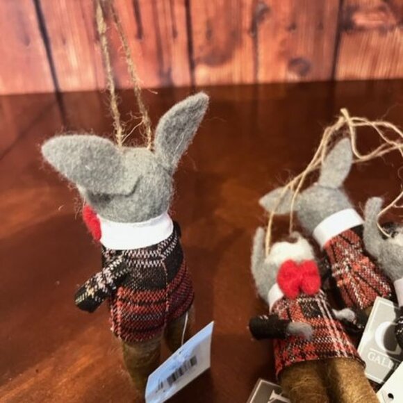 Set Of 4 Gallerie II Felt kangaroo Christmas Ornaments W Bow Tie & Tartan Vest - Picture 4 of 6